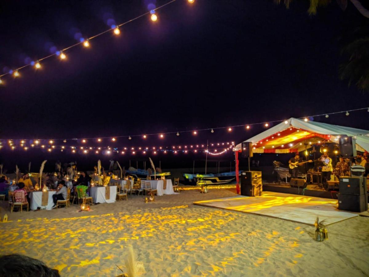 Blue Sand Beach Resort Тринкомали Экстерьер фото