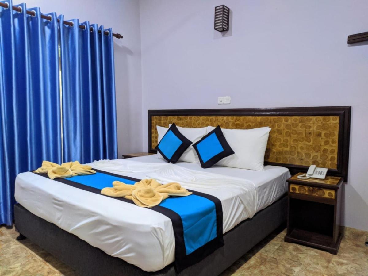Blue Sand Beach Resort Тринкомали Экстерьер фото